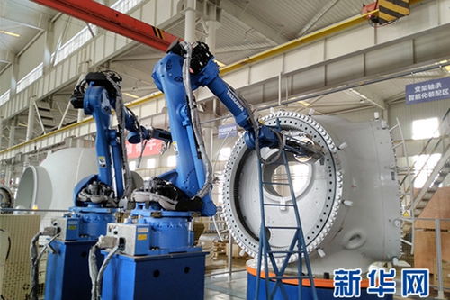 傳統(tǒng)制造業(yè)向智能信息化發(fā)展 用智能機器人擰螺栓